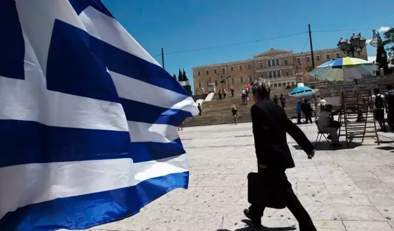 elliniki-oikonomia-syntagma.jpg