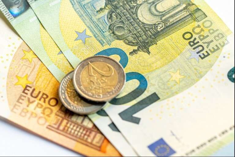 banknotes-coins-closeup-inflation-ukraine-due-war.ec2a1f