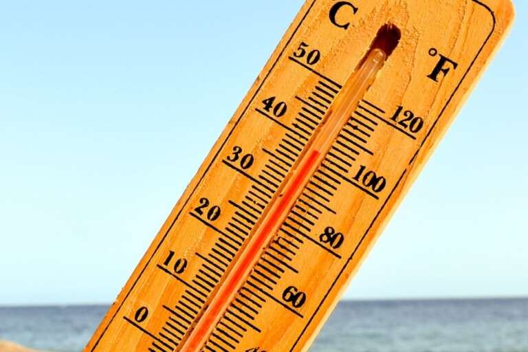 closeup-shot-thermometer-beach-s7.959472