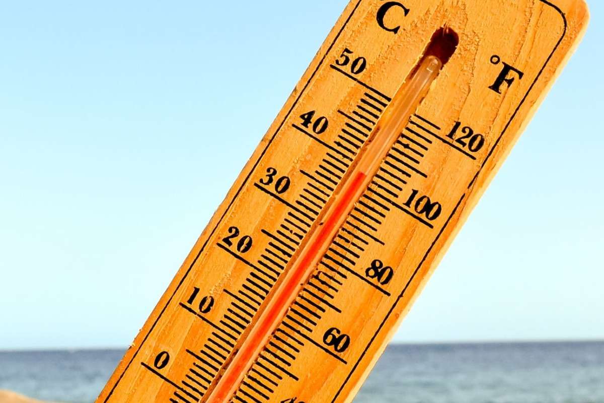 closeup-shot-thermometer-beach-s7.959472