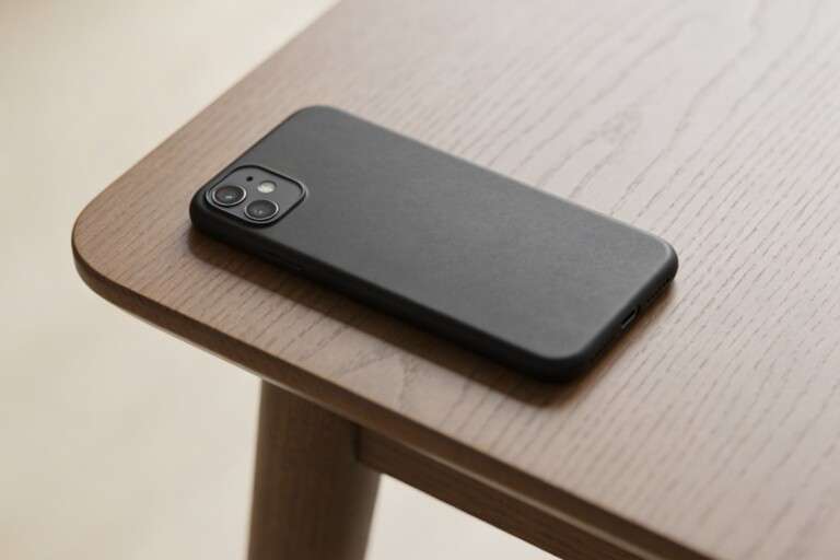 magnific_phone-on-table-face-down_928144.fdd45c