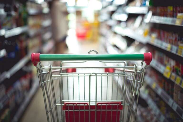closeup-detail-woman-shopping-supermarket.c0071c