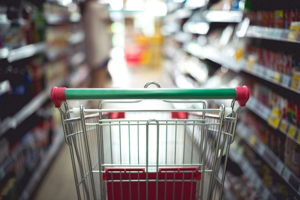 closeup-detail-woman-shopping-supermarket.c0071c