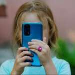 e132f7d2-smartphone-kids.3ba4e5