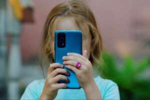 e132f7d2-smartphone-kids.3ba4e5