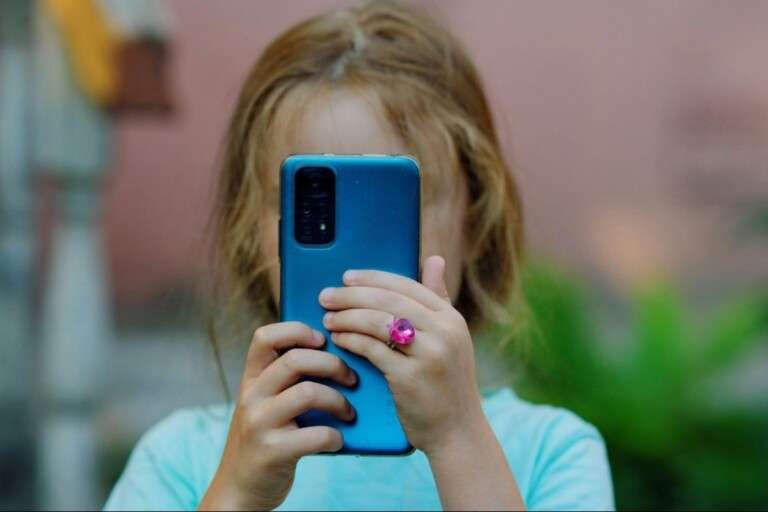 e132f7d2-smartphone-kids.3ba4e5