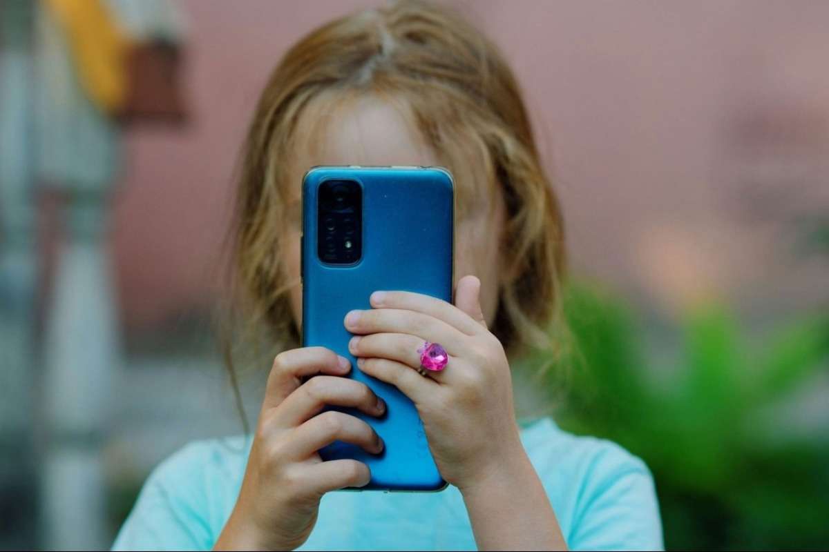 e132f7d2-smartphone-kids.3ba4e5